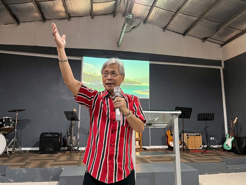 Pastor Ric teaching from the stage